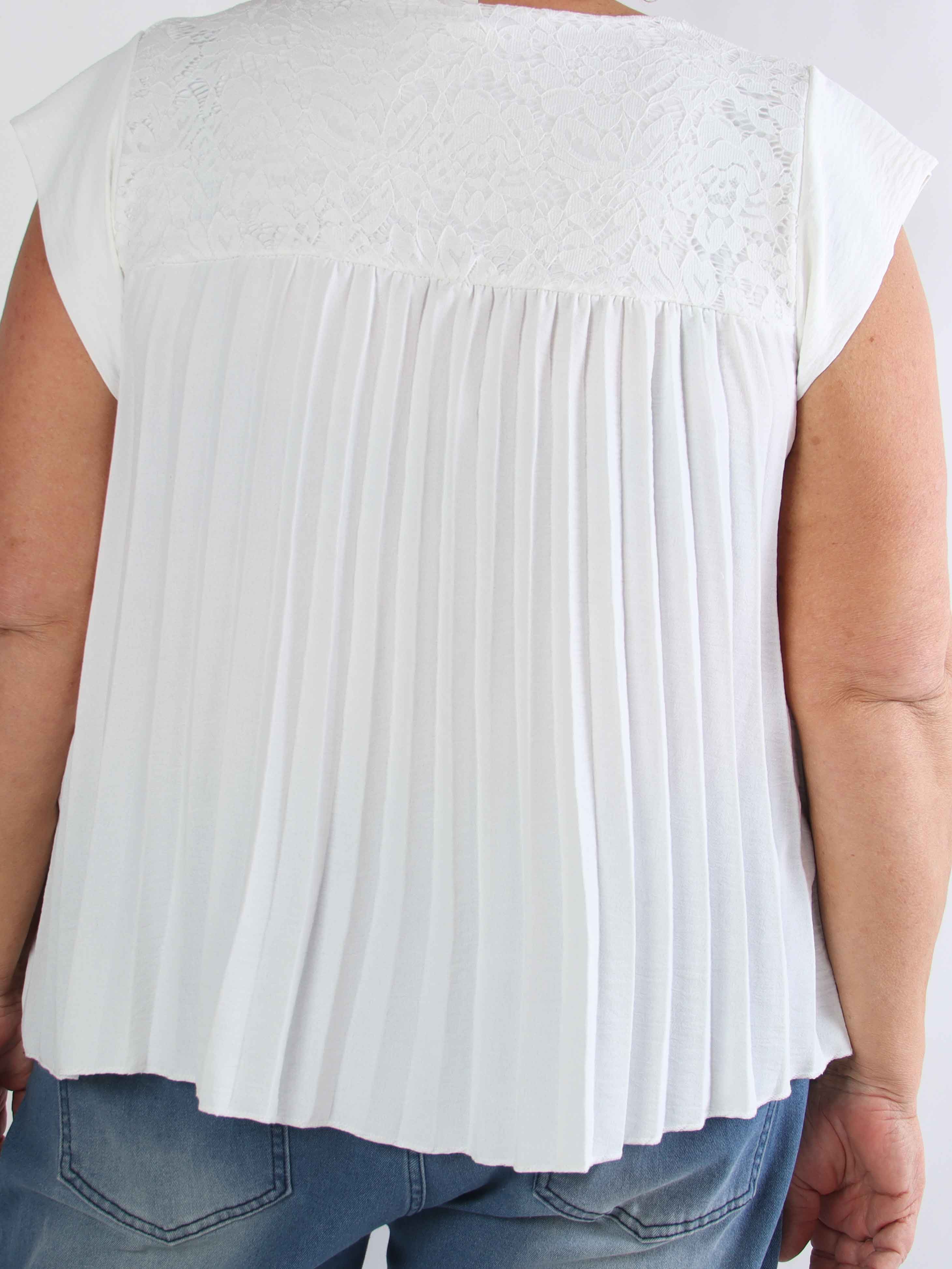 Nancy Lace Shirt - Sød plus size tunika med plisseringer og blonde